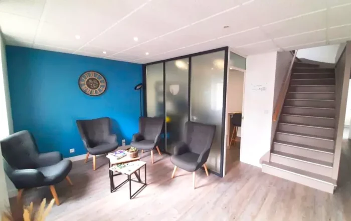 Salle d'accueil avec 4 sièges et 2 tables basses