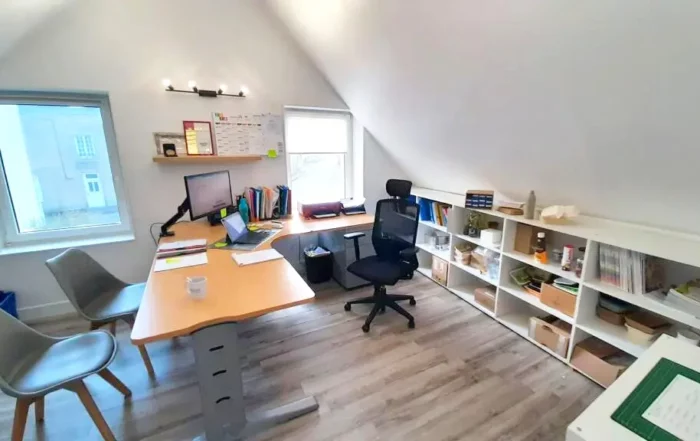 Un bureau avec deux ordinateurs et des fournitures