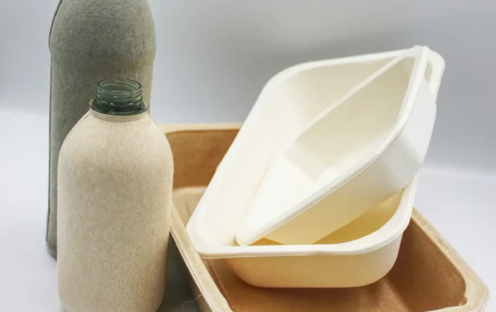 Photo Substitution des emballages plastiques par des emballages en cellulose moulée