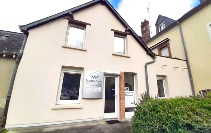 Façade de l'établissement avec un étage